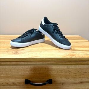 Lacoste Men's power court  low top sneakers size 6